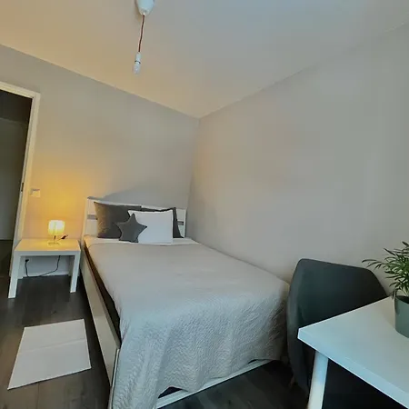 Private Bedroom Near Airport And Self Check In Δωμάτια σε οικογενειακή κατοικία Βάνταα